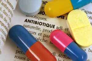 the,word,antibiotic,written,in,french,surrounded,by,various,drugs